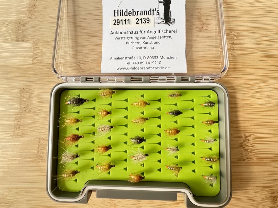 Nymphensortiment, 25 Stück, gerillter Tungstenkörper, CDC Feder mit UV Dubbing, mit Widerhaken, Grösse 12 bis 18, in Fliegenfoambox, sinken extrem schnell