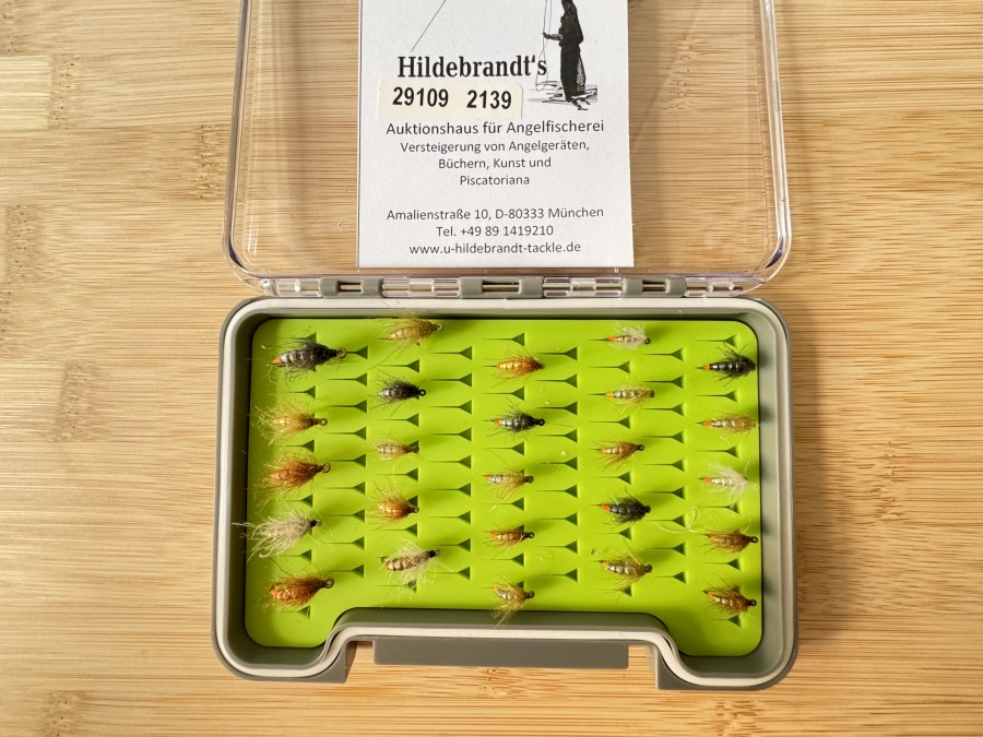 Nymphensortiment, 25 Stück, gerillter Tungstenkörper, CDC Feder mit UV Dubbing, mit Widerhaken, Grösse 12 bis 18, in Fliegenfoambox, sinken extrem schnell