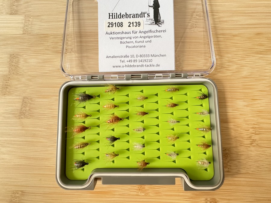 Nymphensortiment, 25 Stück, gerillter Tungstenkörper, CDC Feder mit UV Dubbing, mit Widerhaken, Grösse 12 bis 18, in Fliegenfoambox, sinken extrem schnell
