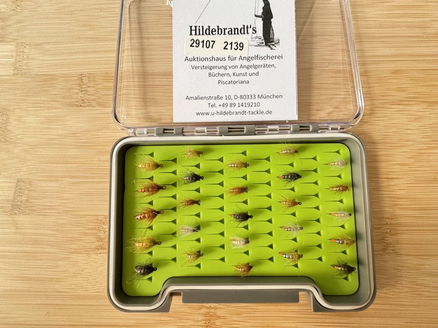 Nymphensortiment, 25 Stück, gerillter Tungstenkörper, CDC Feder mit UV Dubbing, mit Widerhaken, Grösse 12 bis 18, in Fliegenfoambox, sinken extrem schnell