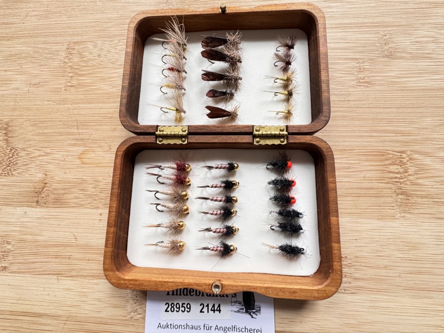 Fliegensortiment, Holzbox mit Schaumstzoffeinlage, 110x75x30mm, 15 Trockenfliegen und 18 Tungstennymphen, sehr gute Qualität