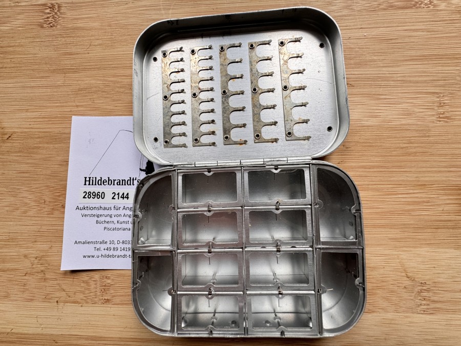Fliegenbox, Richard Wheatley, Alu, 125x90x25mm, 12 Springdeckelfächer, 41 Haltclips, leichte Gebrauchsspuren