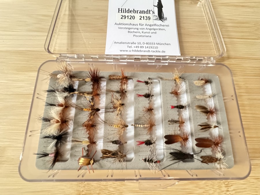 Trockenfliegensortiment, 36 Stück, Sedge, Red Tag, Daddy Longlegs, Käfer, mit Widerhaken, Grösse 12 bis 16, in Fliegenfoambox, ordentliche Qualität