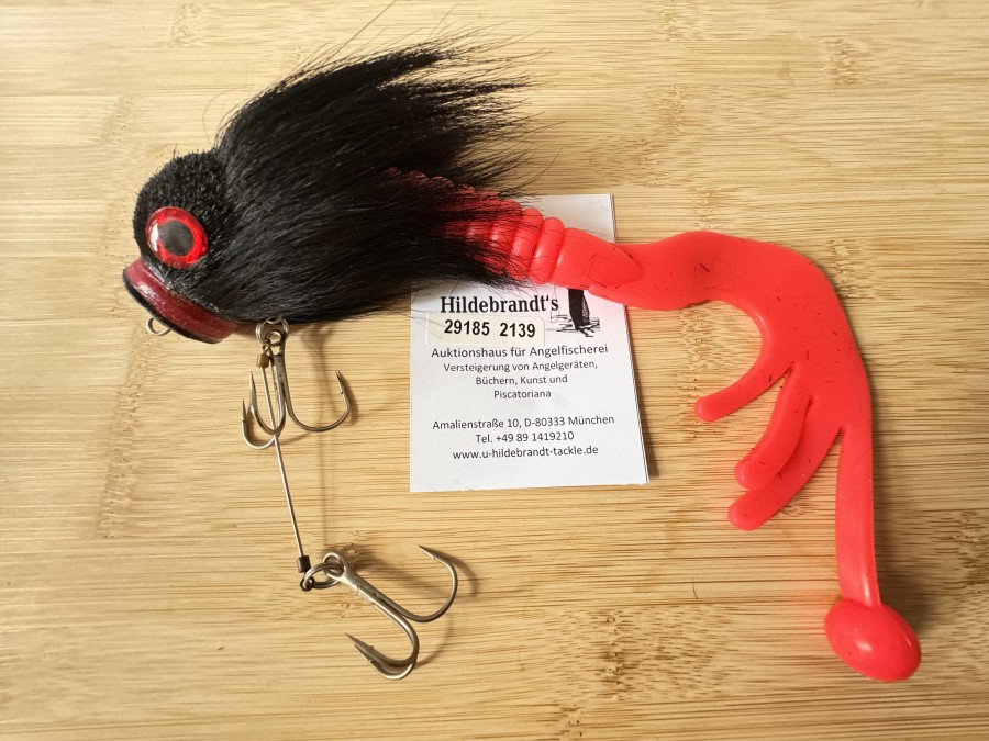 Monster Kunstköder, Hybrid Bigbait für grosse Predatoren, Bucktailkopf mit flacher Nase, schwarz, Gummischwanz, rot, erfolgreich für Fische über 1 Meter, 30cm, Gewicht 80g, Doppel Drilling System. ungefischt
