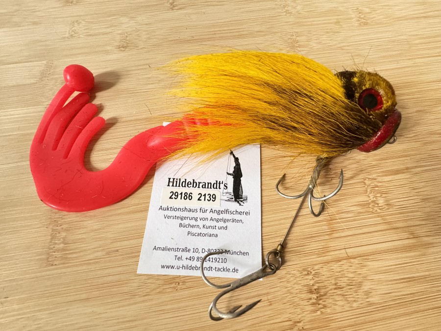 Monster Kunstköder, Hybrid Bigbait für grosse Predatoren, Bucktailkopf mit flacher Nase, gelb, Gummischwanz, rot, erfolgreich für Fische über 1 Meter, 30cm, Gewicht 80g, Doppel Drilling System. ungefischt