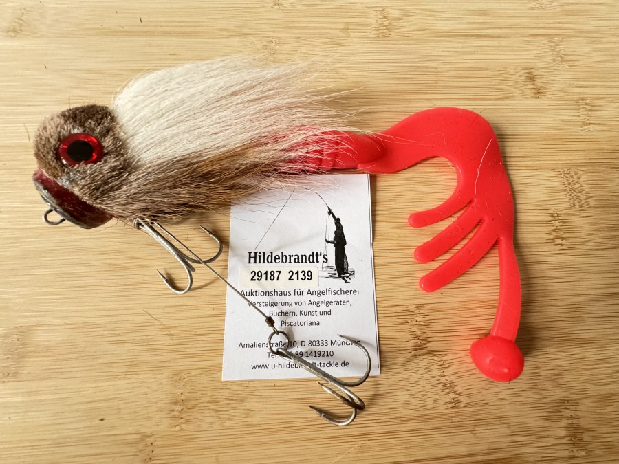 Monster Kunstköder, Hybrid Bigbait für grosse Predatoren, Bucktailkopf mit flacher Nase, weiß/braun, Gummischwanz, rot, erfolgreich für Fische über 1 Meter, 30cm, Gewicht 80g, Doppel Drilling System. ungefischt
