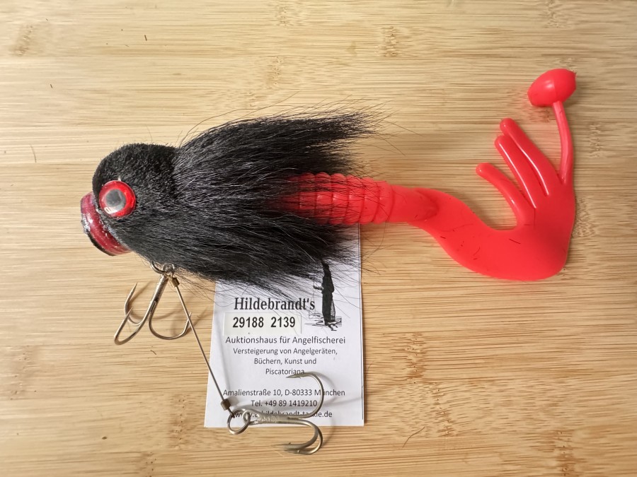 Monster Kunstköder, Hybrid Bigbait für grosse Predatoren, Bucktailkopf mit flacher Nase, schwarz, Gummischwanz, rot, erfolgreich für Fische über 1 Meter, 30cm, Gewicht 80g, Doppel Drilling System. ungefischt