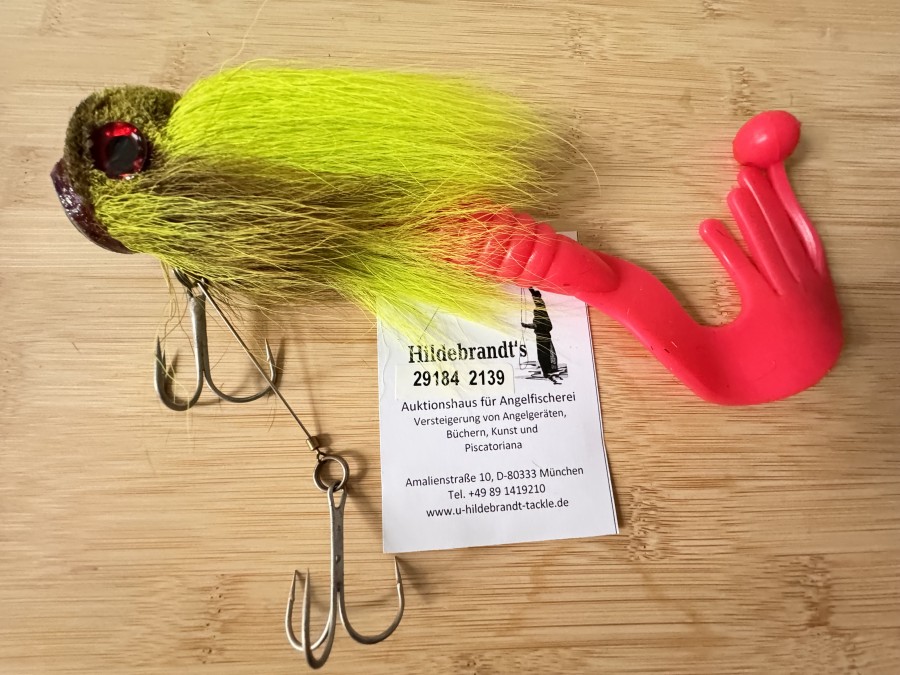 Monster Kunstköder, Hybrid Bigbait für grosse Predatoren, Bucktailkopf mit flacher Nase, chartreuse/oliv, Gummischwanz, rot, erfolgreich für Fische über 1 Meter, 30cm, Gewicht 80g, Doppel Drilling System. ungefischt