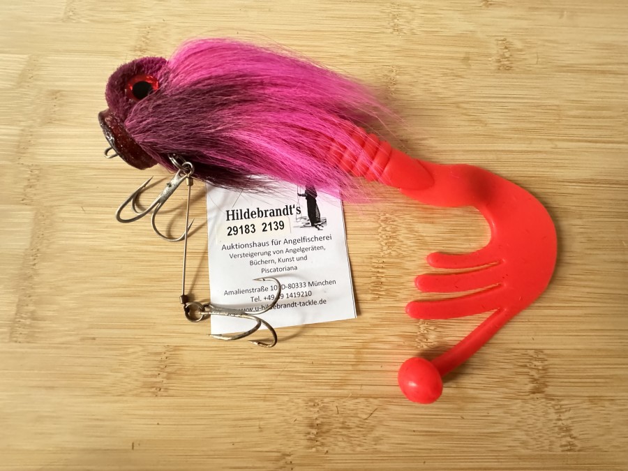 Monster Kunstköder, Hybrid Bigbait für grosse Predatoren, Bucktailkopf mit flacher Nase, hellpink/dunkelpink, Gummischwanz, 30cm, Gewicht 80g, Doppel Drilling System. ungefischt