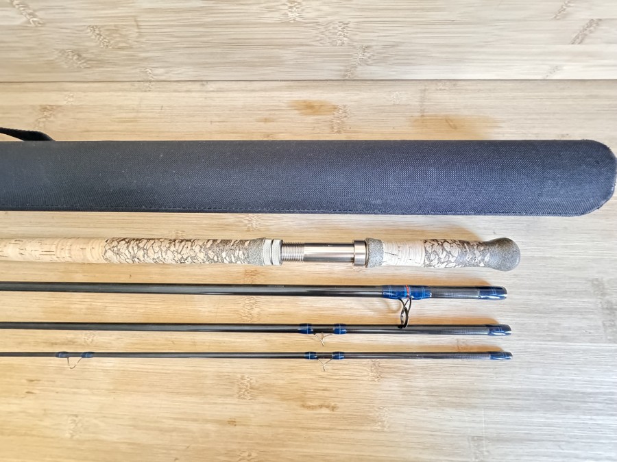 Zweihandfliegenrute, Ronrods FlyFishing, 4tlg., 12.6 ft., #8)9, Gewicht 225g, Guideline Futteral, Coduratransportrohr, Gebrauchsspuren, Transportlänge 1180mm