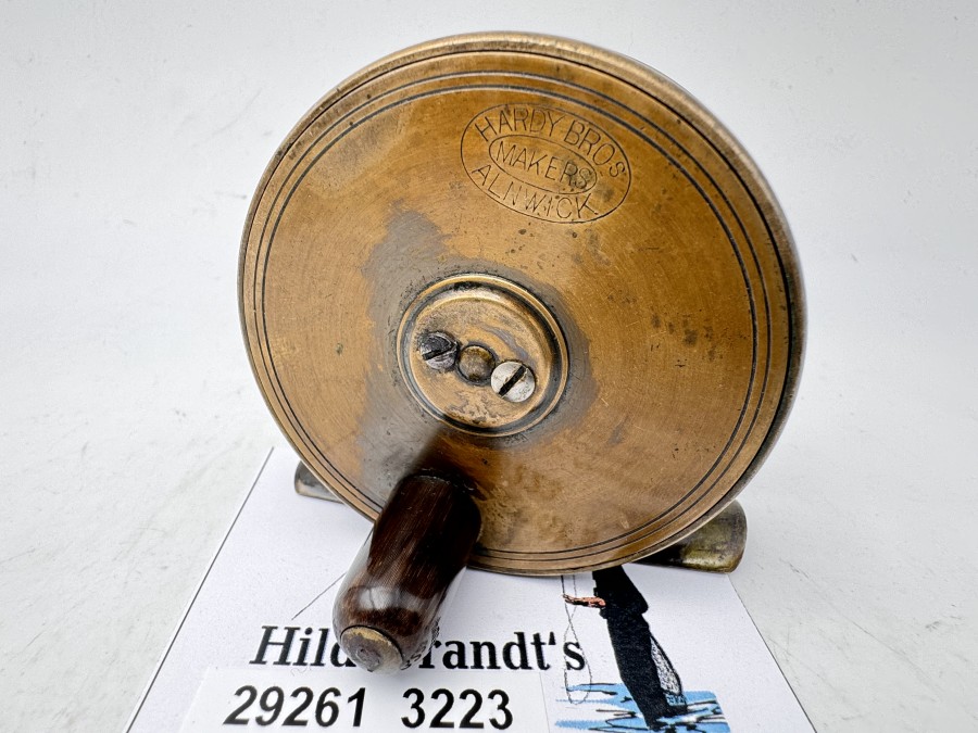 Vintage Messingrolle, Hardy Bros. Makers, Alnwick, Brass Bronzed Platewind Reel, ca. 1900, Horngriff, Gewicht 200g, Rollendurchmesser 64mm, Rollenbreite 26mm, technisch in Ordnung, schönes Vitrinenstück, extrem selten