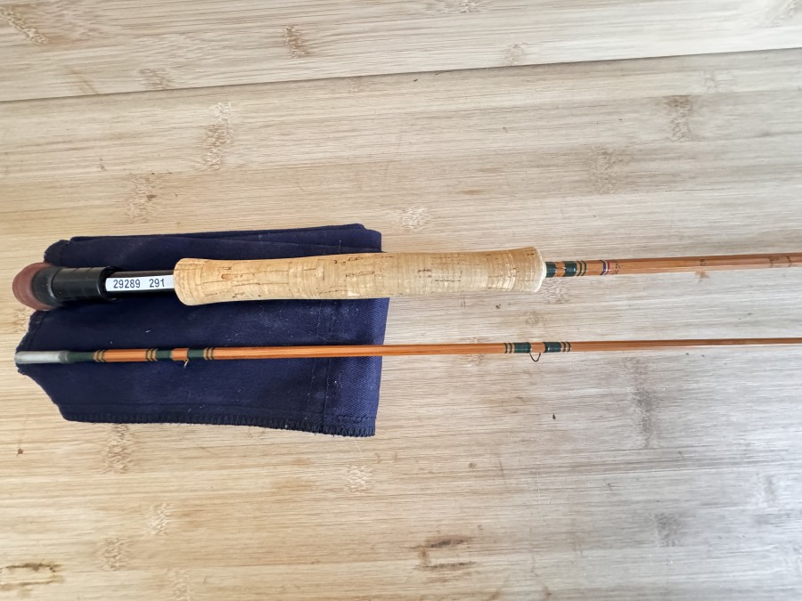 Gespliesste Fliegenrute, Pezon et Michel, Made in France, Parabolic CFkisk, 724282310, 2tlg., ungleich geteilt, Handteil etwas kürzer, 8 1/2", #5, ungleich geteilt, sehr guter Zustand, Spitze gerade,
Futteral, Transportlänge 1320mm