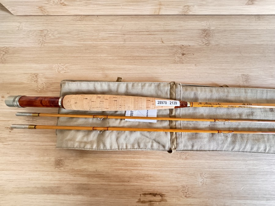 Gespliesste Fliegenrute, Rolf Baginski, Harmony No. 240, mit Namenszug, 2tlg., 2,18m, Gewicht 98g, Reservespitze, Edelholzrollenhalter, Florkorkgriff, Neusilberhülse, Hülsenstopfen, Futteral, sehr schöne Rute, ungefischt