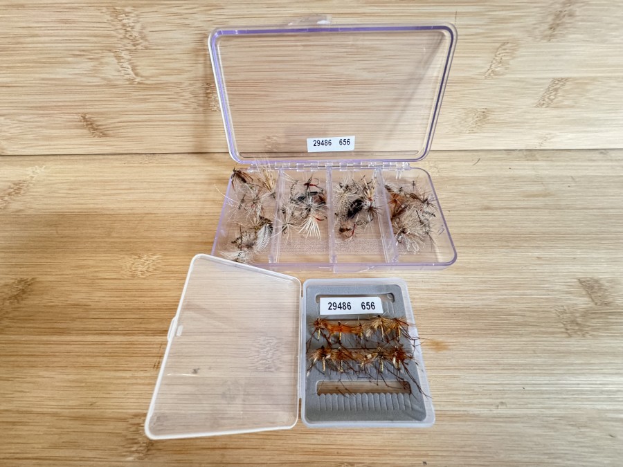 Trockenfliegensortiment, 50 Stück in Kunststoff Fliegenbox, verschiedene Grössen, und 10 Daddy Longlegs in Minibox, ungefischt