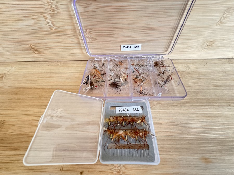 Trockenfliegensortiment, 50 Stück in Kunststoff Fliegenbox, verschiedene Grössen, und 10 Daddy Longlegs in Minibox, ungefischt