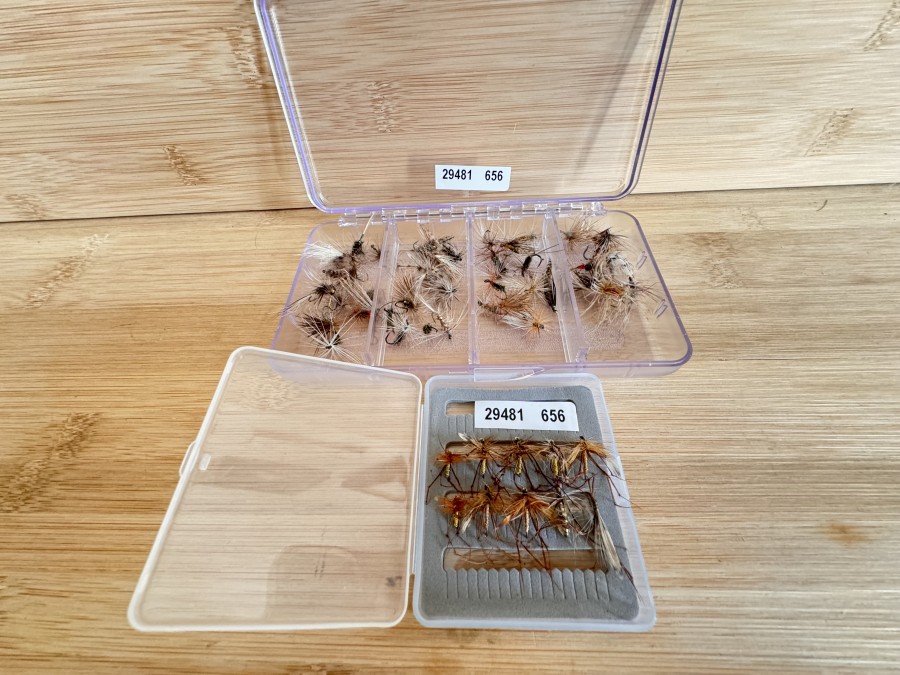 Trockenfliegensortiment, 50 Stück in Kunststoff Fliegenbox, verschiedene Grössen, und 10 Daddy Longlegs in Minibox, ungefischt