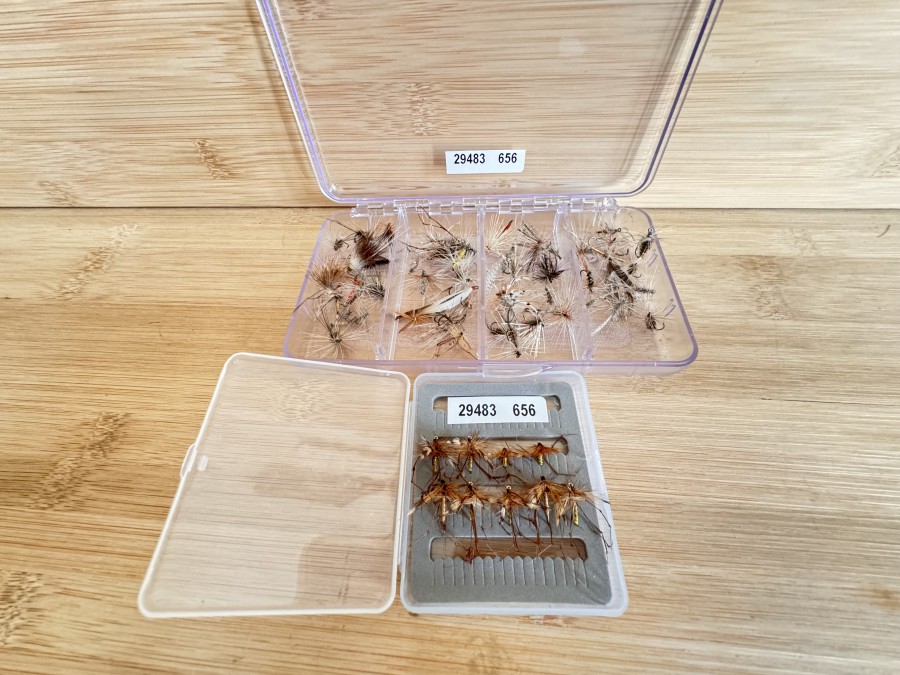 Trockenfliegensortiment, 50 Stück in Kunststoff Fliegenbox, verschiedene Grössen, und 10 Daddy Longlegs in Minibox, ungefischt
