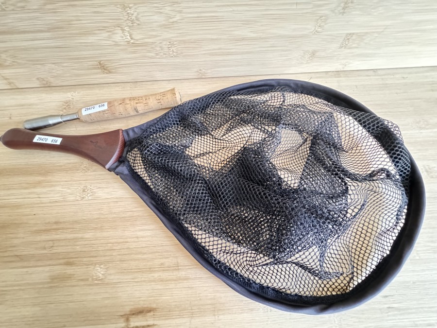 Faltbarer Watkescher, Holzgriff, Netz schwarz, 350x300mm, Gesamtlänge 550mm und ein Fischtöter, Edelstahl, Florkorkgriff, Länge 330mm, neu