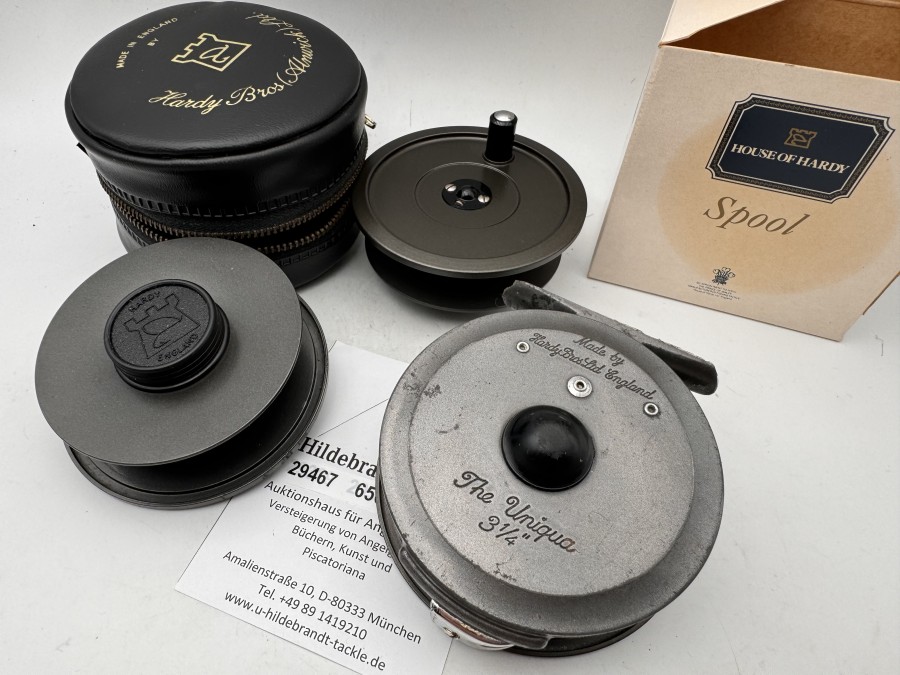 Fliegenrolle, Made by Hardy Bros Ltd England, The Uniqua 3 1/4", Links- oder Rechtshand, #4/5, Gewicht 89g, Rollendurchmesser 80mm, Rollenbreite 28mm, 2 Reservespulen, Gebrauchsspuren am Gehäuse, Lederrollentasche, 1 Karton