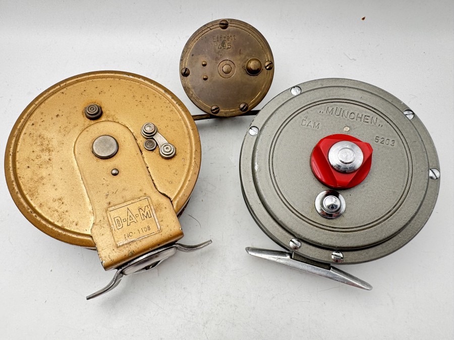 3 Vintagerollen, DAM, Effzett 495, Made in Germany, Messing, Rollendurchmesser 55mm Rollenbreite 32mm, Fliegenrolle DAM, München, 5203, ausschaltbare Knarre, Gewicht 180g, Rollendurchmesser 92mm, Rollenbreite 32mm, Wenderolle, DAM No. 1108, ausschaltbare Knarre, Gewicht 206, Rollendurchmesser 91mm, Rollenbreite 32mm, Gebrauchsspuren