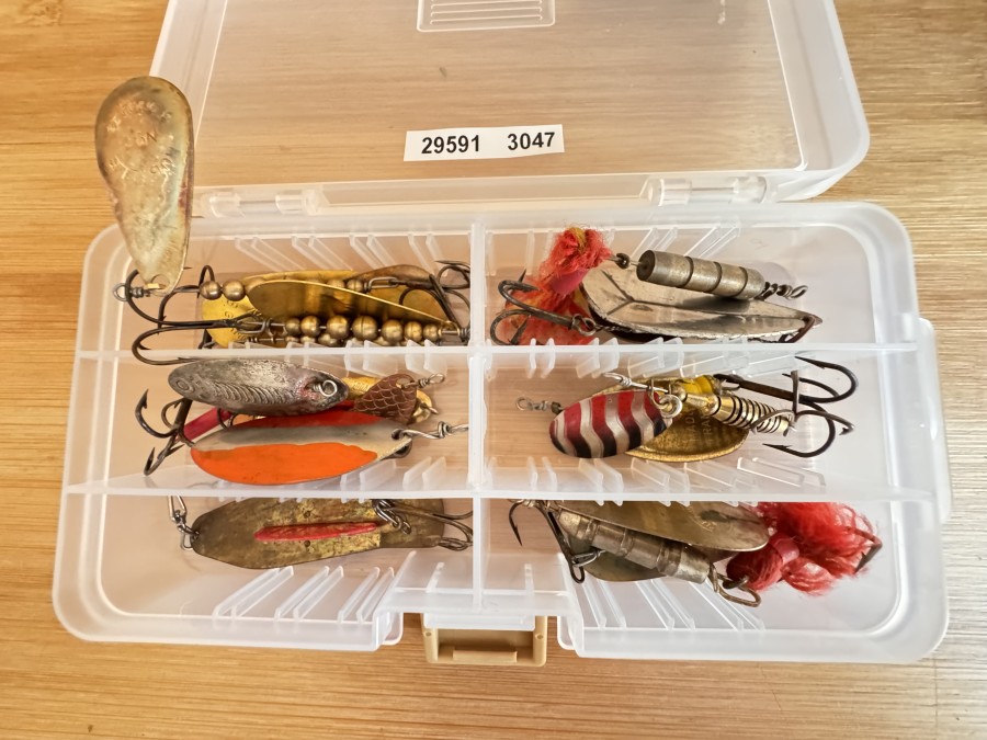 14 Kunstköder, 5 Rubillt No2, 8 Grams, 1 Le Tourbille, 15g, 1 Mitchell, Bracko,4g, 1 Mitchell, Bracko, 6g, 1 EP 5 Winę, 3g, 1 Le Tourbillon,, 15g, 3 ungemarkte Köder, in Kunststoffbox, gefischt