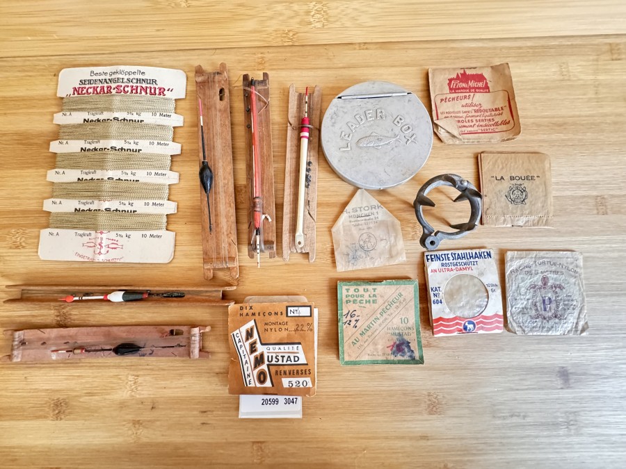 Angelkleinteile, Angelhaken H. Stork, Feinste Stahlhaken, Ziegenbock, verschiedene Angelhaken mit Vorfach, 5 Wickelbrettchen mit Schwimmer, Leader Box, Seidenschnurkarte, Neckar Schnur, Hakenretter vor Krieg