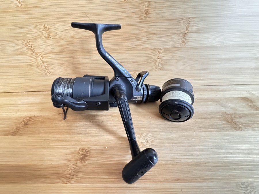 Stationärrolle, Shimano, 5010, Baitrunner Aero GT, mit Monofiler Schnur, Reservespule mit Geflochtener Schnur, sehr guter Zustand