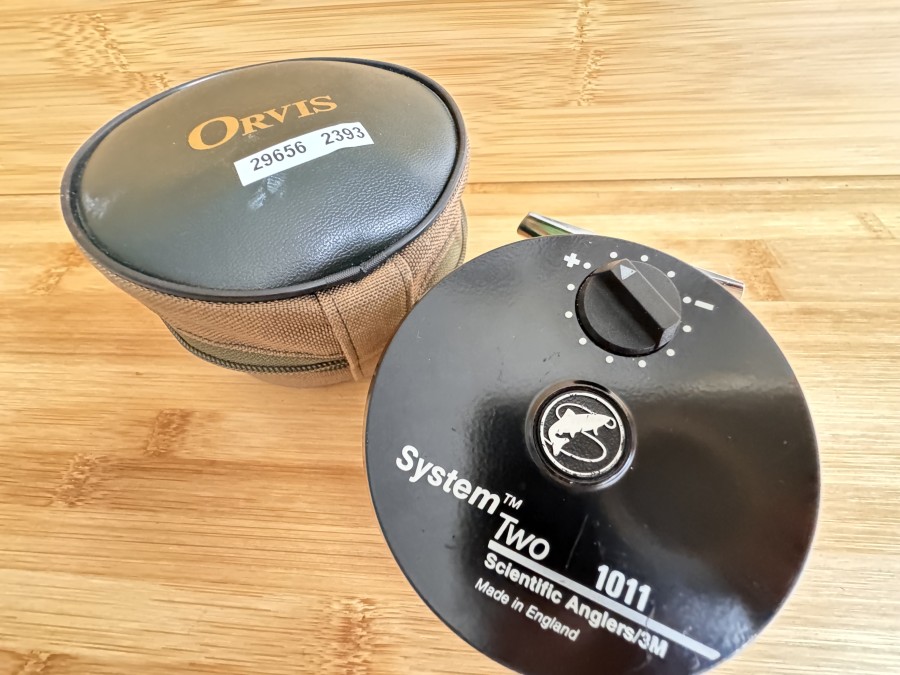 Lachsfliegenrolle, Scientific Anglers/3M, System Two 1011, Made in England, Linkshand, Gewicht mit Fliegenschnur Cortland 444SL, WF 10 F, Rocket 330g, Orvis Rollentasche, leichte Gebrauchsspuren