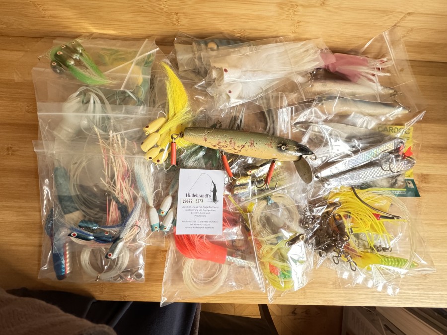 Konvolut von Meeresangelzubehör, Kunstköder, Haihaken, Pilker, Popper, Wobbler, Stahlvorfächer, Wirbel, Kleinteile, teilweise gefischt