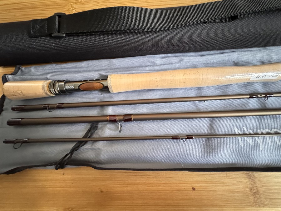 Fliegenrute, Nymphen oder Troutspey, 4tlg., 11", Klasse 2 - 185 - 225 Grain, High Modul Blank, Medflex Aktion, Aluminium Rollenhalter mit Fighting Butt, Pacific Bay, Titan beschichtete Schlangenringe, mattbraunes Finish. Futteral, Codura Transportrohr, ungefischt, Transportlänge 960mm