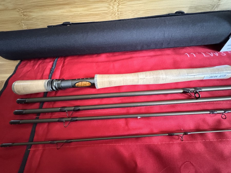 Fliegenrute, Nymphen- oder Troutspeyrute, 5tlg., 11", #3, 225 Grain, High Modul Blank, Medflex Aktion, Aluminium Rollenhalter mit Fighting Butt, Pacific Bay, Titan beschichtete Schlangenringe, mattbraunes Finish. Futteral, Codura Transportrohr, ungefischt