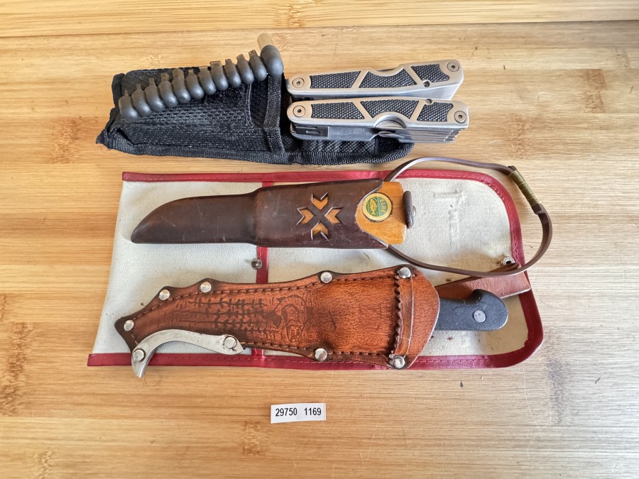Anglermesser, 1 Helle, Norwegen, 1 Stainless Steel, Schweden, in Lederscheide, Allzweckzange im Etui, Gebrauchsspuren