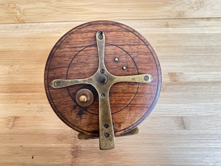 Centerpinrolle, Bakelit, Holzrückwand, ausschaltbare Knarre, Rückenkreuz und Rollenfuß aus 1 Stück gearbeitet, Messing, 12 Speichen, 112mm Rollendurchmesser, 45mm Rollenbreite, läuft wunderbar, leichte Gebrauchsspuren, sehr schöne und seltene Centerpin