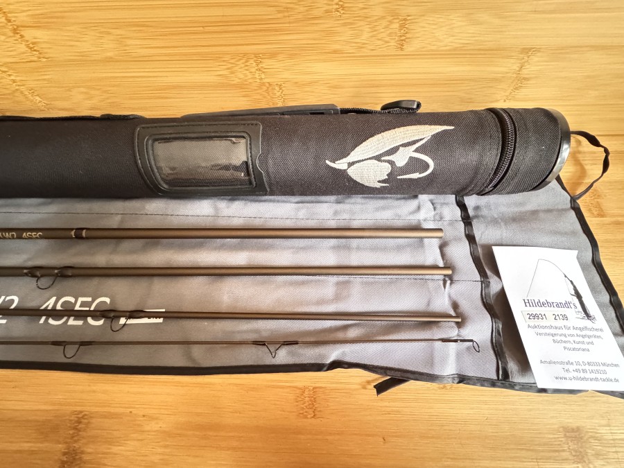 Fliegenrute, Nymphen- oder Troutspeyfischen, 4tlg., 10.6", Klasse 2 oder 185 - 210 Grans, Gewicht 125 Gramm, Mediflex-Aktion, Aluminium-Rollenhalter mit Wurzelholzeinlage, Pacific Bay Titanium beschichtete Snake Guides, Full Well Super A Grade Kork, mattes metallicbraunes Finish, Futteral, Corduratransportrohr, neu, Transportlänge 920mm