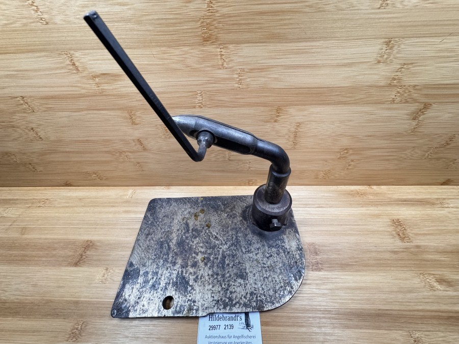 Vintage Fliegenbindestock, von einem Schmied für die Fliegenbindefirma Bavaria in Holfeld hergestellt, 1949 wurden 3 Stück produziert, auf diesem Bindestock fertigte die Bavaria Fliegen jahrelang grosse Mengen Fliegen, sehr massive Ausführung, ideal für Trockenfliegen und Streamer, Gebrauchsspuren, selten