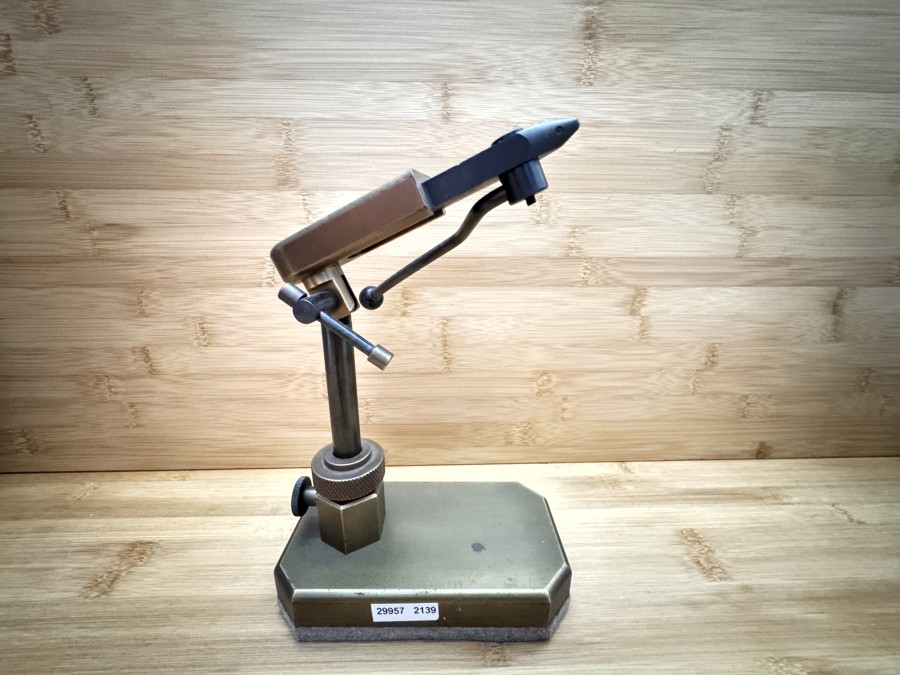 Fliegenbindestock, hergestellt von einem Feinmechaniker und Fliegenbinder aus Bonn, Messing, Stahl, Backen professionell gehärtet, Gewicht mit Bodenplatte 2.830 Gramm, minimale Gebrauchsspuren, ein sehr guter Bindestock, MADE IN GERMANY
