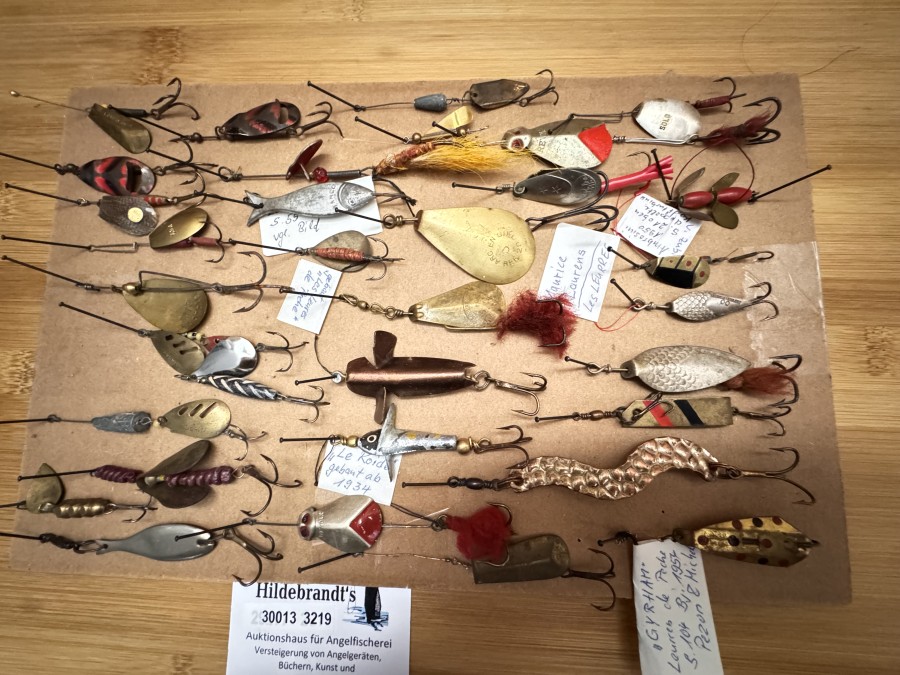 Französische Kunstköder, 30 sehr alte Köder, nach dem Buch - Les Leurress de Peche - müssten ein paar Stücke aus den 20er und 30er Jahren dabei sein , deshalb sehr interessant