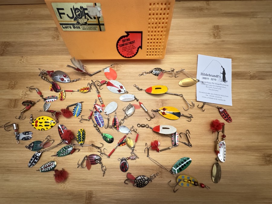 Käferspinner, bunt, 40 Stück in Köderbox, unterschiedlicher Herkunft, von ungefischt bis stark übermalt