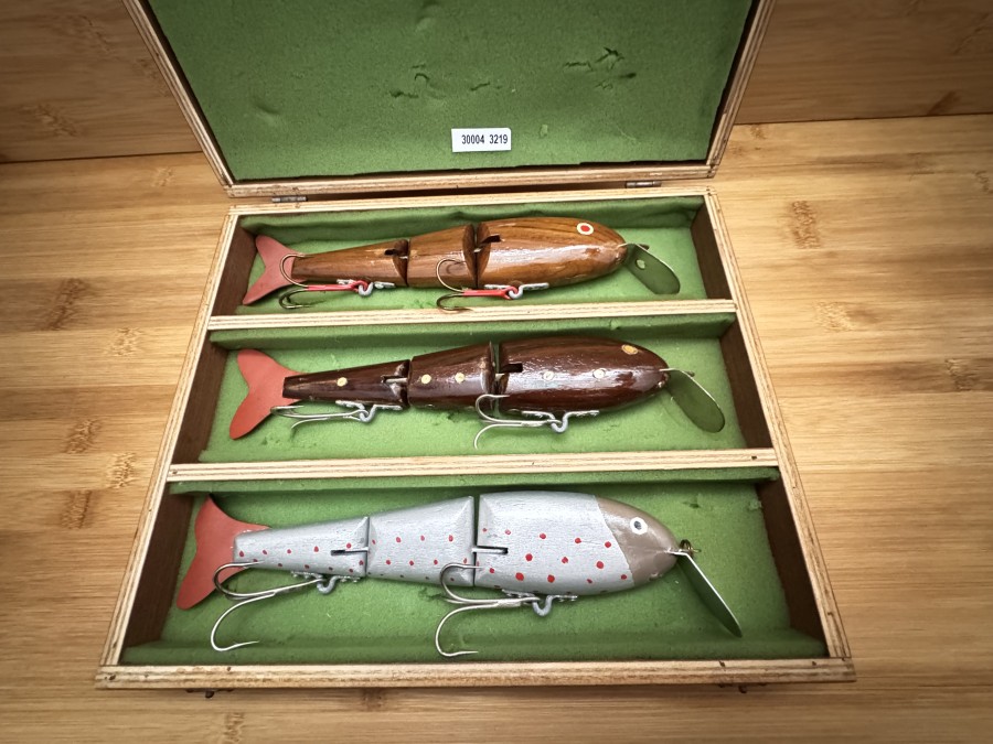 3 Zuger Wobbler aus Holz, alt, 23cm lang, ungefischt, in Holzschachtel, ohne Punze, sehr dekorativ