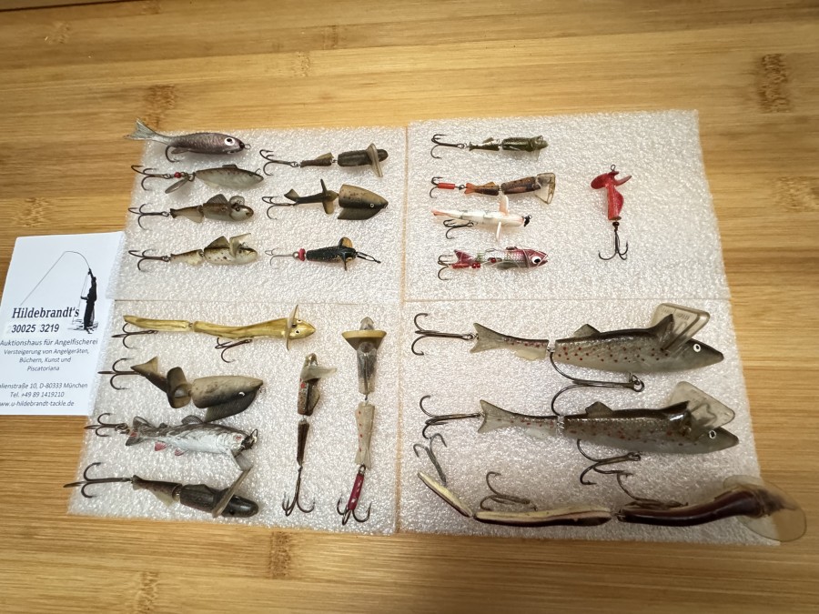Kunststoff-Fischchen, 21 verschiedene Köder, einige aus Hartgummi, zwischen 2 und 15cm Köderlänge, das Herstellungsland dürfte überwiegend in Frankreich liegen. Verkauft wurden sie in vielen europäischen Ländern und auch von vielen Deutschen Angelgeräteherstellern. Alle in gutem Zustand. Schon eine kleine Sammlung