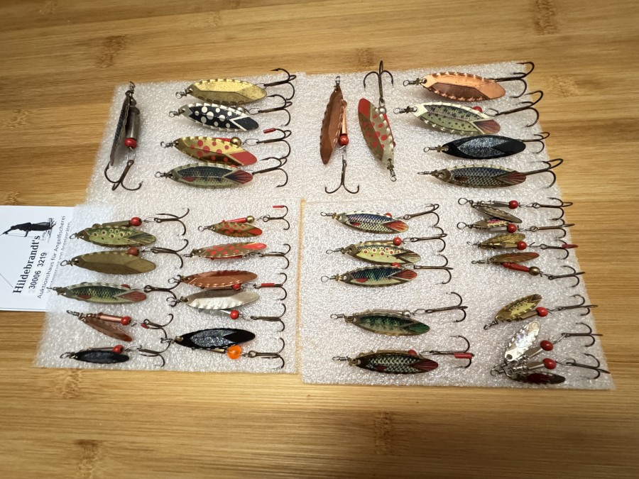 32 DAM - Libellen, alt, aus den 80iger Jahren, (altes Achsgewicht), anders auch noch später produziert, 5 Grössen, Grösse 1 = 7 Stück, 2 = 3 Stück, 3 = 9 Stück, 4 = 4 Stück, 5 = 9 Stück, alle in gutem Zustand, verschiedene Farben innerhalb der Grössen. Zum Fischen und Sammeln, selten