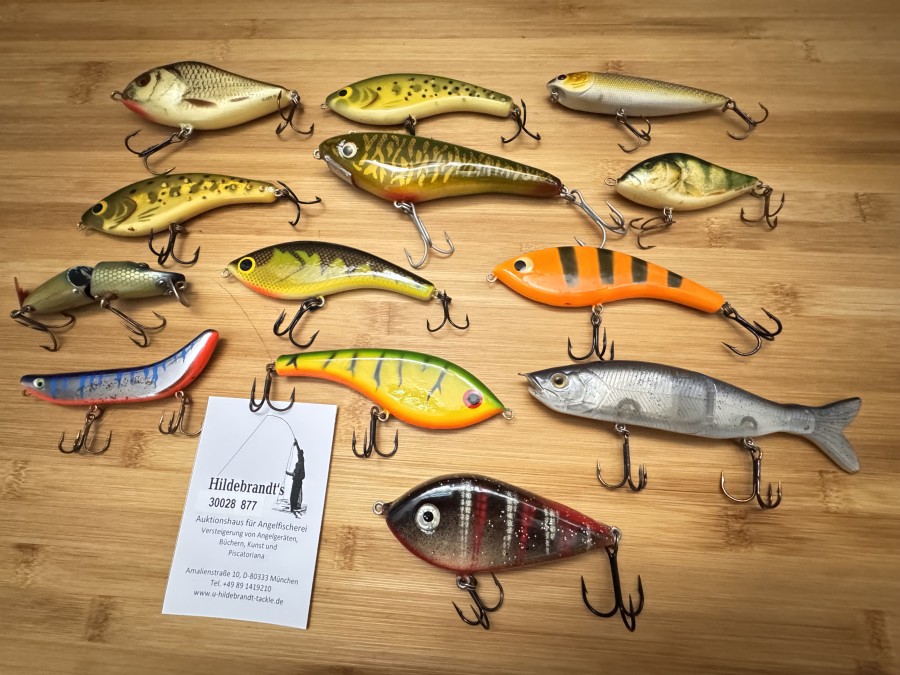 Wobbler, Salmo, Man´s und andere, 13 verschiedene Wobbler in Köderschachtel, 8 bis 16cm, überwiegend sinkend, gebraucht bis ungefischt, zum Fischen