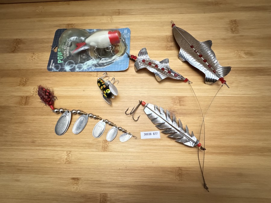 Kunstköder, 5 USA - Hits, Spin-Fish Patent (Lockfische zum Schleppen), rot-weißer Fisch, der mit jedem Twitsch mit dem Schwanz wackelt, (Original verpackt), Crazy-Crawler in Top Zustand, Tannenbaum und Spinner mit 5-Fachen Spinnerblatt