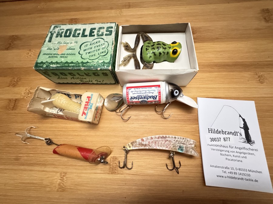 Kunstköder, 5 alte USA - Klassiker, Prez Erdnuss (mit Originalschachtel), Budweiser-Wobbler und Frosch, der bei jedem Twitsch ausschlägt (in Originalschachtel), so nicht mehr zu bekommen