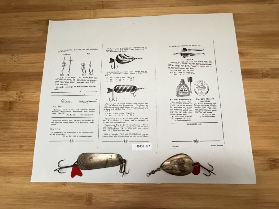 Kunstköder, die ältesten hier bekannten ABU-Köder sind der Pike, der Snack-Draget und der X-Ideal, in der Auktion sind der Pike und der Snack-Dräget mit 3 Kopien aus dem ABU-Katalog 1940, AB-Urfabriken wurde 1921 als Uhrwerk gegründet, das Angelgerät kam später. Nach diesen wenigen Worten weiß man, daß der seltene X-Ideal noch fehlt