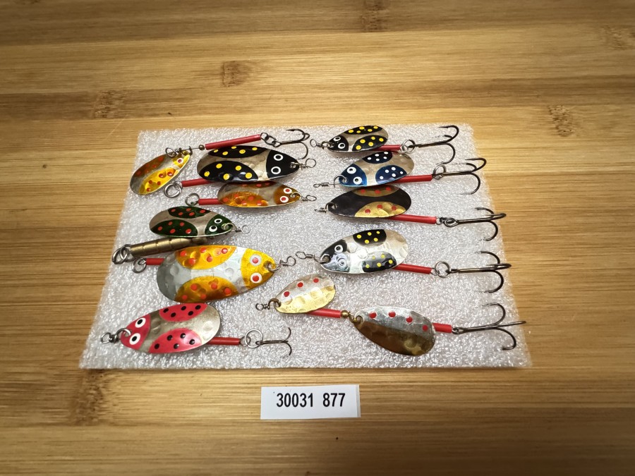 Käferli, 11 ungefischte, handbemalte EGB Köder aus der Schweiz, hergestellt von Herr Gubler, mittlerweile baut sie Stucki in Thun, traumhaft schöne Köder, zu schade zum fischen, ein sensationeller Köder, der in keiner Schweizer Barschausrüstung fehlt. Diese Köder wurden traditionell ohne Haken verkauft, deshalb fehlen hier die Haken, Ladenpreis in der Schweiz 8,00 CHF/Stück, Schnäppchenpreis