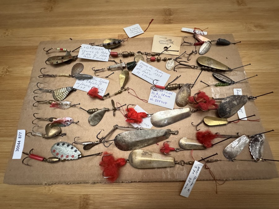 Kunstköder, 28 alte französische Köder, viele sind gemarkt, Gebrauchsspuren, Schnäppchen