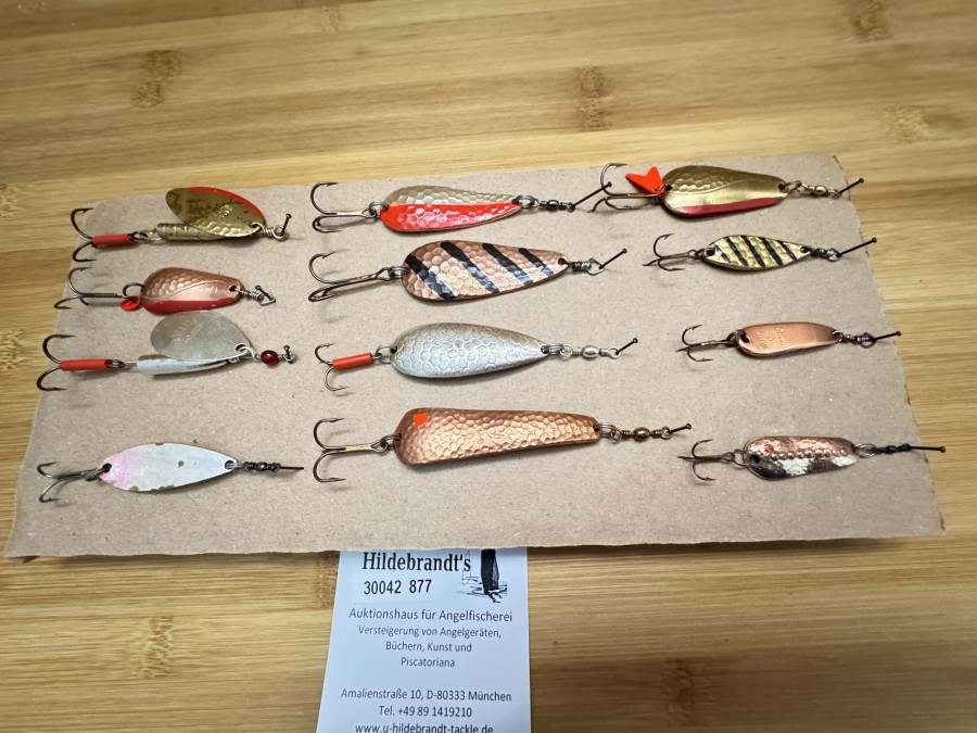 Kunstköder, 12 Stück aus dem Hause Spohn (Expo Eigenmarke), Blitz, S-Spinner, Flitzer, Perlex, Lurex, King, sowie die Exportmodelle Weg, Mozzi und der seltene Mozzi Special, all im Buch beschrieben