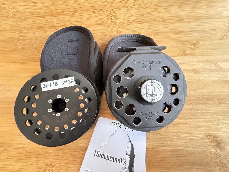 Fliegenrolle, Ross Reels USA, The Gunnison G-4, gutes Bremssystem, angenehmer Klicker, Gewicht 125g, Reservespule, jeweils mit Backing, Neoprene Rollentaschen, minimale Gebrauchsspuren
