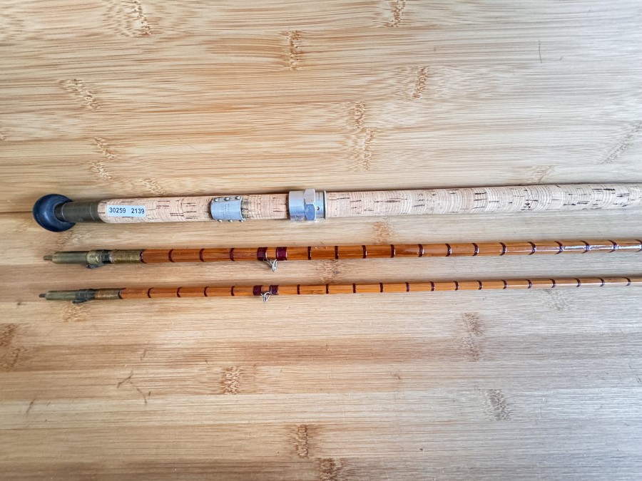 Gespliesste Lachsfliegenrute, Made by Hardy Bros. Alnwick, England, The Gold Special Palakona, Regard Trade Mark, 3tlg., 4,20m, #10, Gewicht 535g,
reparaturbedürftig, ohne Futteral, Gebrauchsspuren, Transportlänge 1500mm, schönes Dekostück